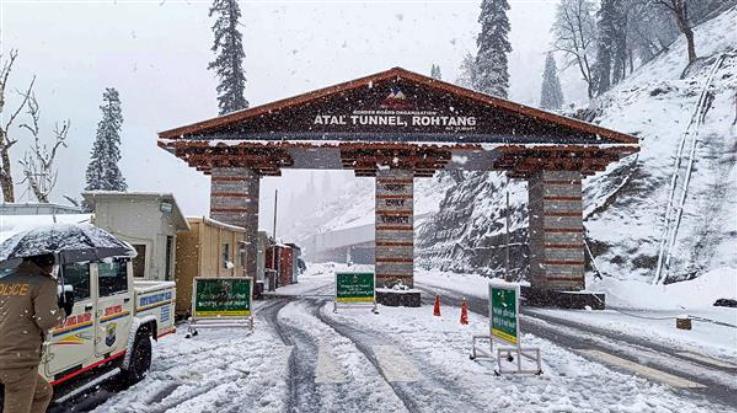 Himachal: Atal Tunnel closed for traffic due to heavy snowfall