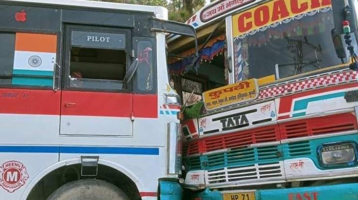 Sirmaur: Two buses collided with each other in Sagardha, nine passengers injured