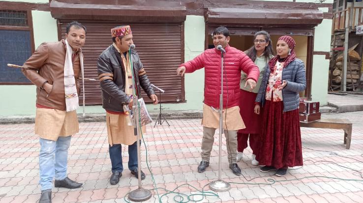  Artists of Mannat Kala Manch Kullu told the achievements of the government...