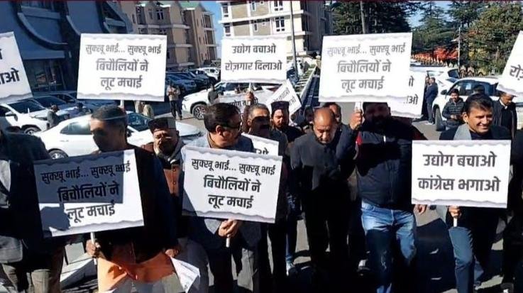 Shimla: Opposition ruckus outside the Assembly before the Chief Minister's reply on the budget discussion. 123