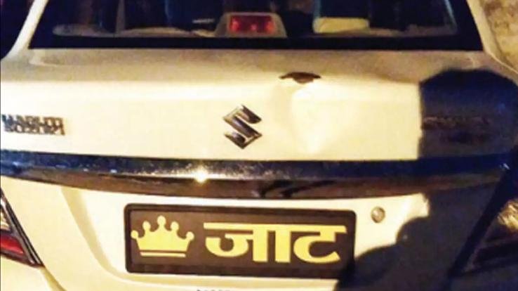 वाहनों पर स्टिकर लगाना पड़ सकता है महंगा