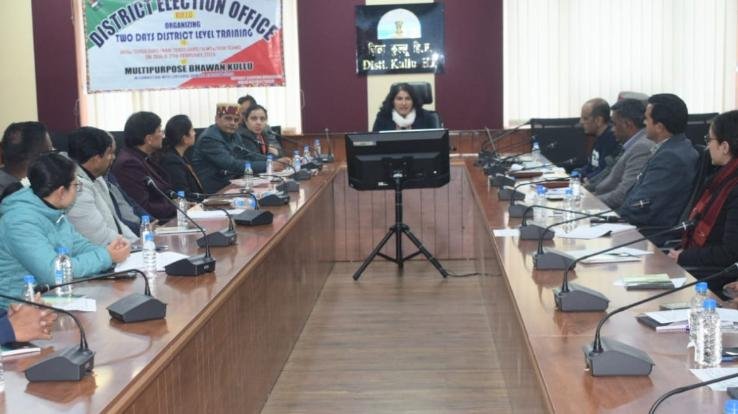 Kullu: Workshop organized for assistant writing and nodal officers regarding Lok Sabha elections.
