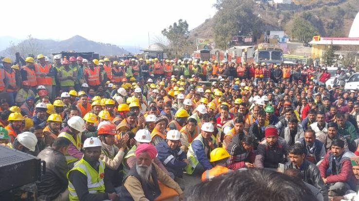 भारत की नंबर 1 कंपनी मजदूरों के साथ कर रही इस तरह की ज्यादती देखें