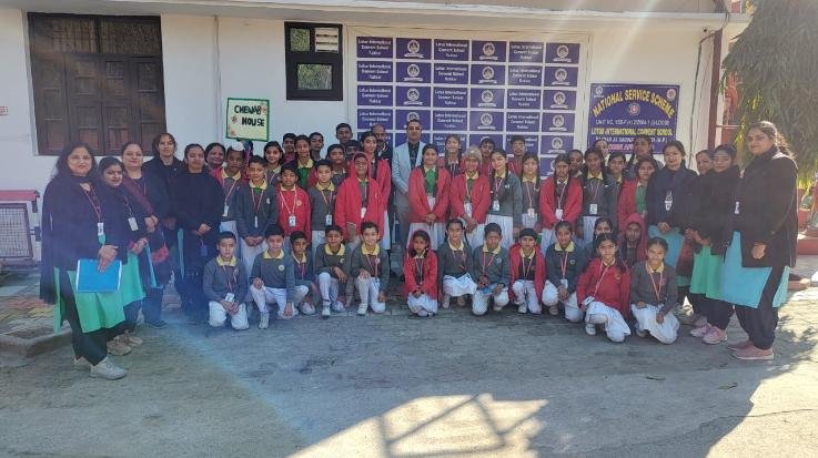  Dehra: Chenab Sadan won Hindi quiz competition in Lotus School.