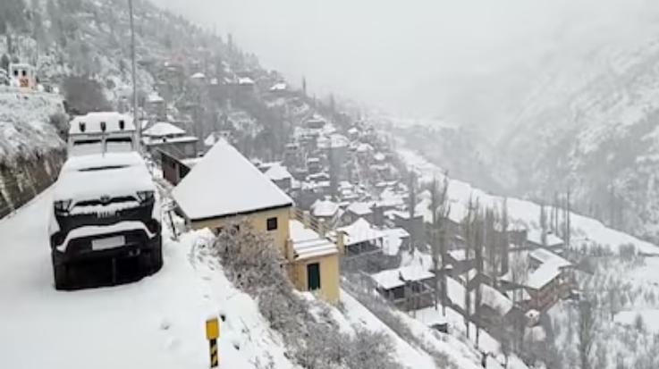 Kullu: Due to heavy snowfall and rain, many roads in the district are closed, power supply disrupted in many areas.