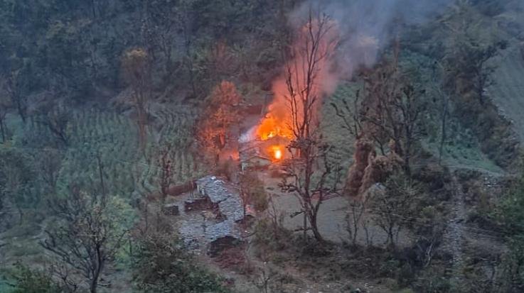 Sirmaur: Kitchen house damaged due to lightning in Jamal