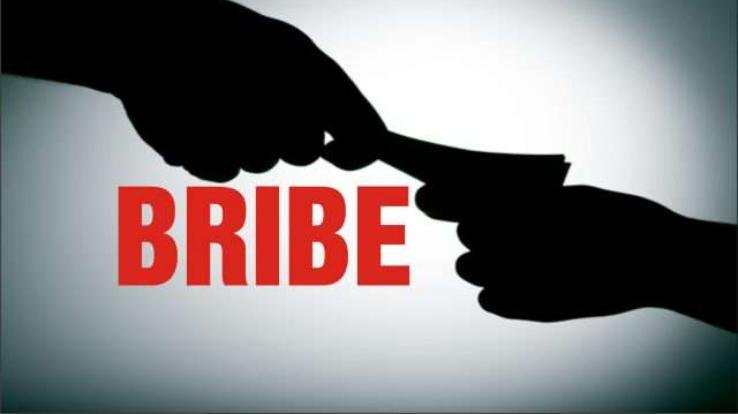 रंगे हाथ पकड़ी गई महिला सब-इंस्पेक्टर, ले रही थी रिश्वत  