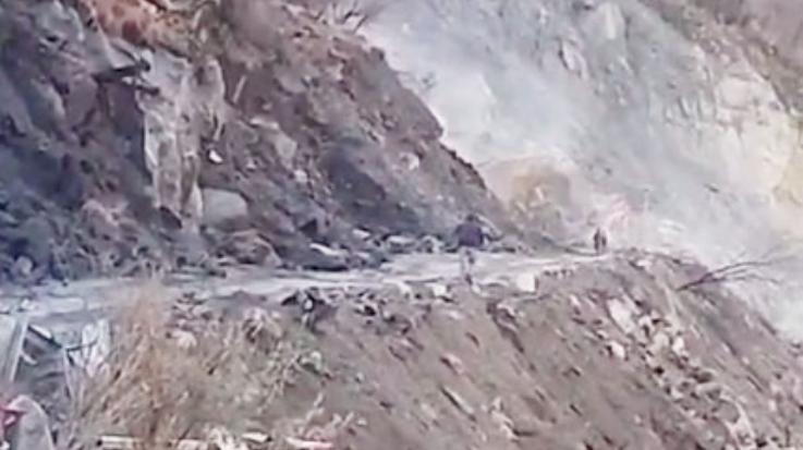 Kinnaur: A rock fell from a hill on an LT driver engaged in road restoration, he died.