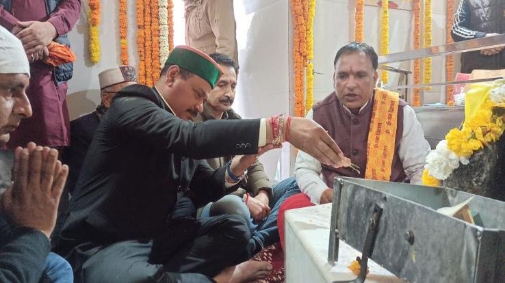 Indora: District level Mahashivratri festival started with worship in the historical Kathgarh temple.