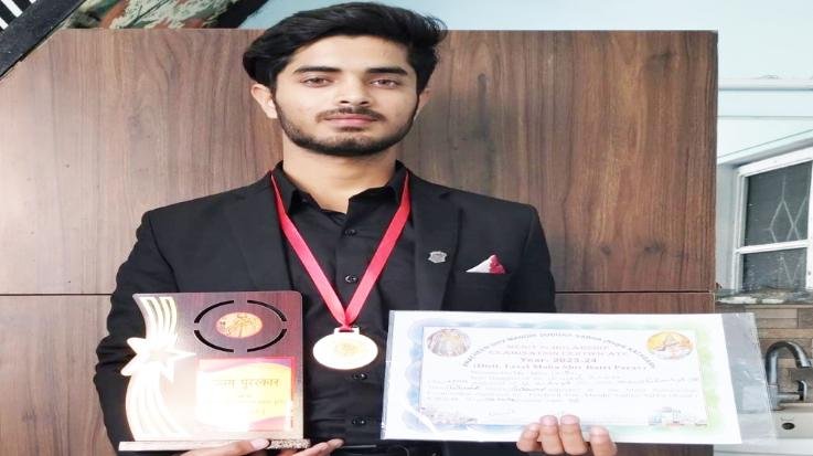 Indora: MLA Malendra Rajan awarded the toppers of Kathgarh meritorious scholarship.123