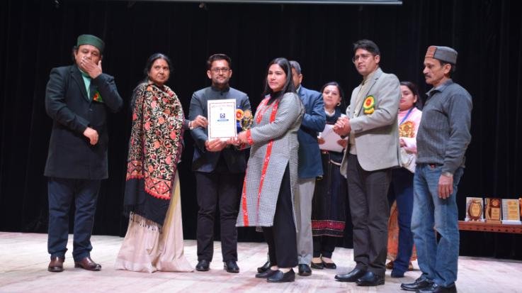 Kullu: Two female journalists of Kullu, Pooja and Mahima honored on Women's Day.