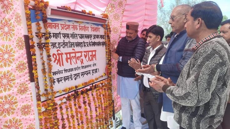 Indora: MLA Malendra performed Bhoomi Pujan of two link roads to be built in Badukhar at a cost of Rs 60 lakhs.