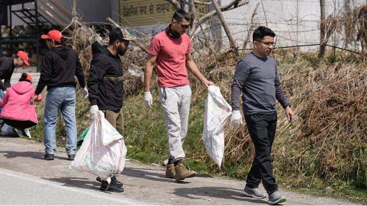Kullu: Snow Marathon runners launched cleanliness campaign in Manali