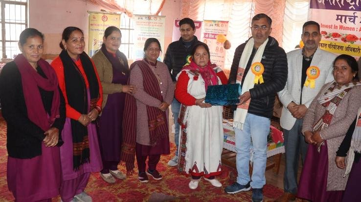 Kullu: Anganwadi workers and assistants honored on International Women's Day