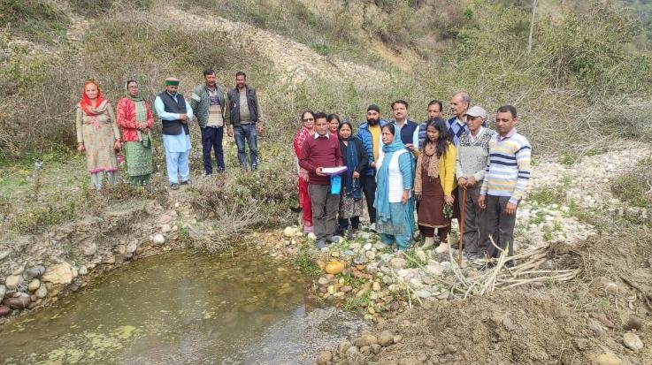Dehra: Zilla Parishad member Pushpa Manhas laid the foundation stone of Makku Dam in Dadasiba.