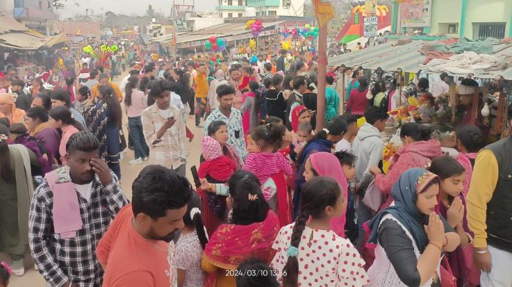 Indora: Thousands of devotees visited Shivling in Kathgarh temple for the fourth day.