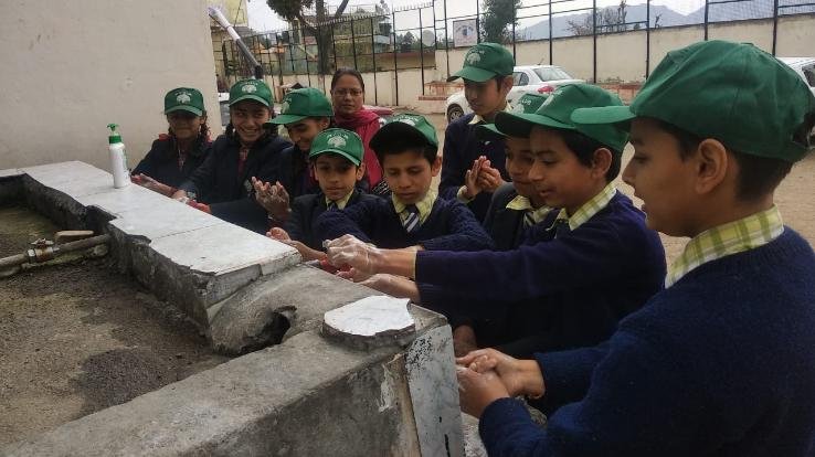 कोरोना वायरस के संक्रमण से बचाव के लिए बच्चों को बांटी जानकारी