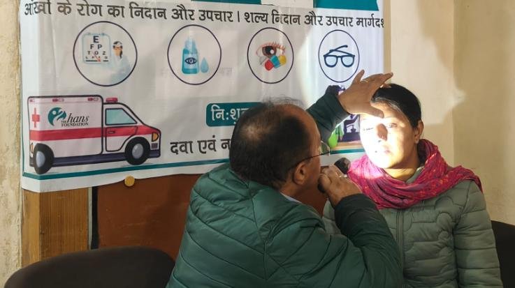 Sirmaur/Kullu: The Hans Foundation organized an eye check-up camp in Sarsai, checked the eyes of 150 people.