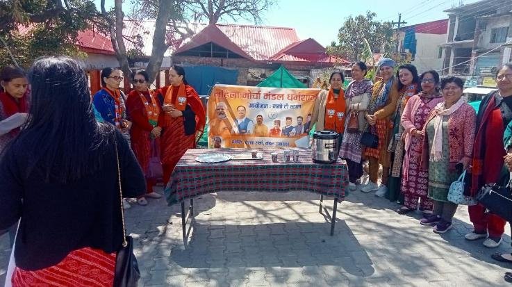  Dharamshala: BJP Mahila Morcha set up Namo tea stall at Kachari Chowk.