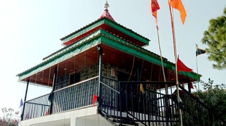 The idol of Dev Domeshwar Ji Maharaj was installed in the newly constructed temple in village Lohara.