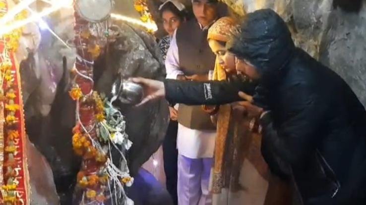 Kunihar: Devotees accepted the Prasad of Bhandara after seeing the natural Shivling.