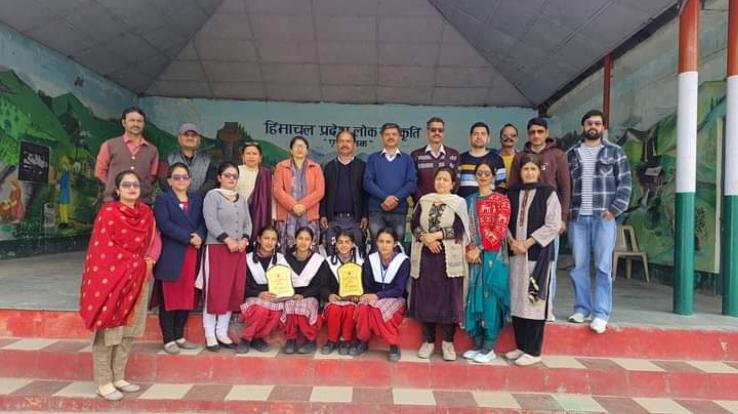 Rajgarh: Girls of school Sanio Didag stand first in district level science quiz.