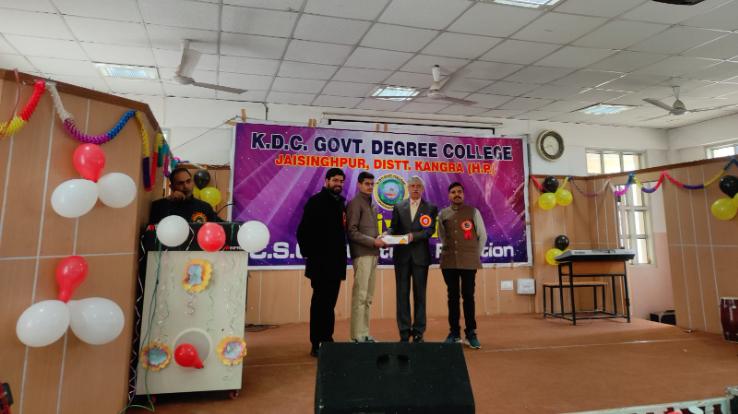 Two students of Kanwar Durga Chand Government College were honored by HP University by giving them electronic tablets.