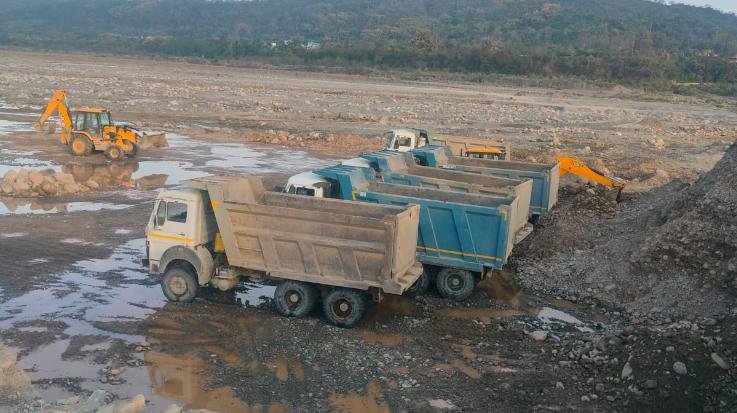 इंदौरा :  खन्नी खड में अवैध खनन करते 8 वाहन जब्त 