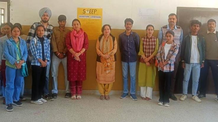 Solan: Voter awareness campaign conducted under signature campaign in Government College Kandaghat.