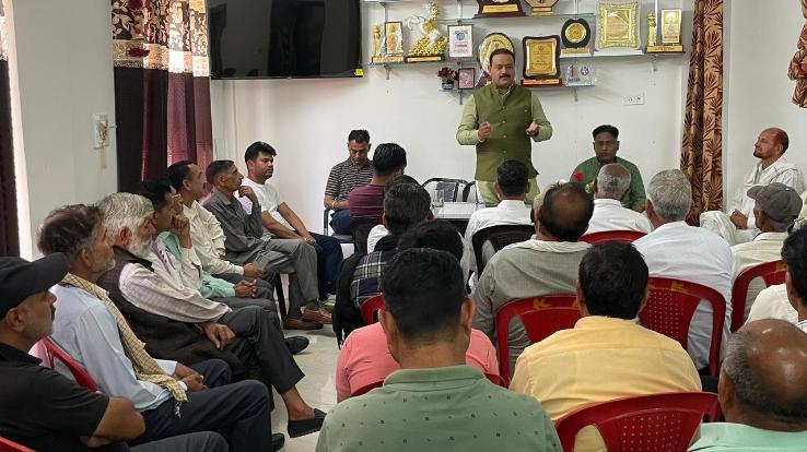 Indora: Malendra Rajan held a meeting with the presidents of 30 booths of Gangath Mangwal zone.