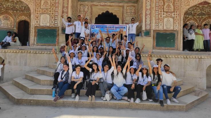  Indora: Students of B.Ed II and IV session of Minerva College took an educational tour to Jaipur.