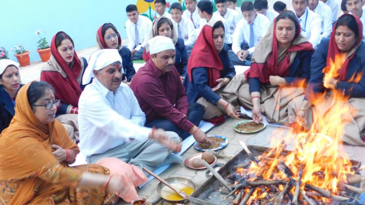  Kunihar: In BL School, teachers and children started the new session by offering offerings in Havan.