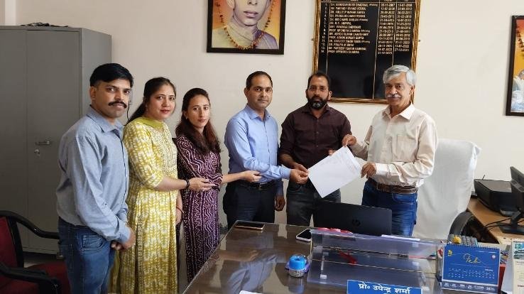 HGCTA in Kanwar Durga Chand Government College, Jaisinghpur. Memorandum submitted by the local unit to the college principal Prof. Upendra Sharma