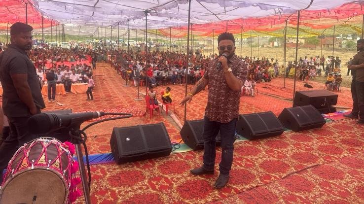  Punjabi singer Jaili and Himachali singer Bunty Indoria forced people to dance with their songs at Indora Baisakhi Fair.