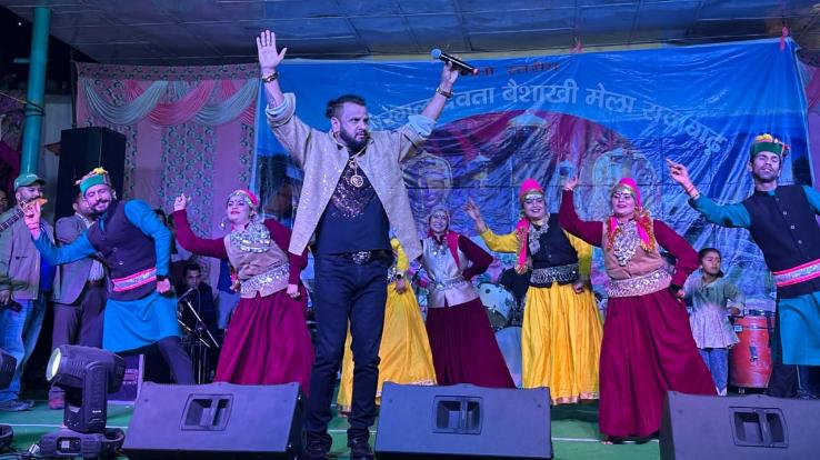  Rajgarh: Spectators danced enthusiastically in the last cultural evening of Baisakhi fair.