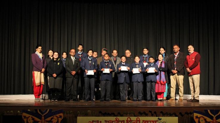 पाइनग्रोव स्कूल धरमपुर में हिंदी हास्य कविता प्रतियोगिता का आयोजन