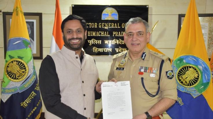 DGP Sanjay Kundu handed over a certificate of appreciation to Jai Hind Foundation for its excellent work.