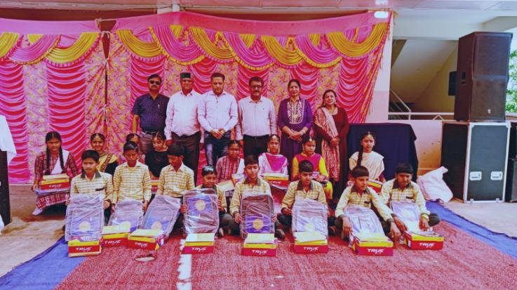 Kangra: Teaching material given to school Lahdu by Manav Ruhani Kendra Nawan Nagar.