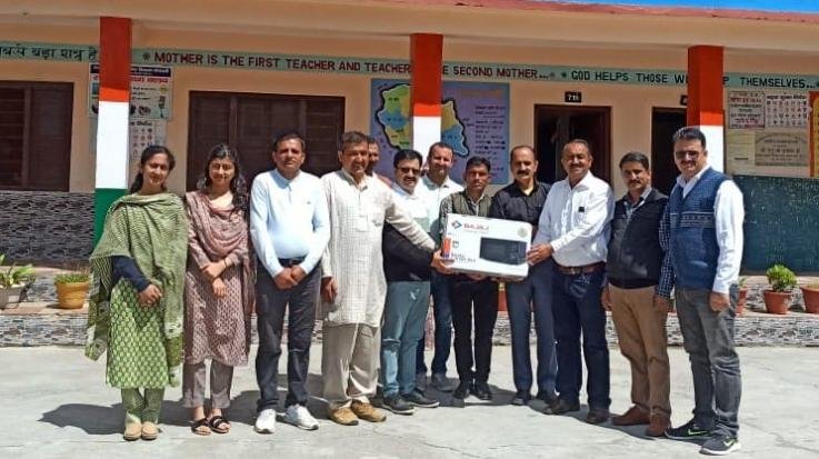 Sirmaur: Ramanand, lecturer of Political Science of Chhogtali school, presented a microwave to the school.