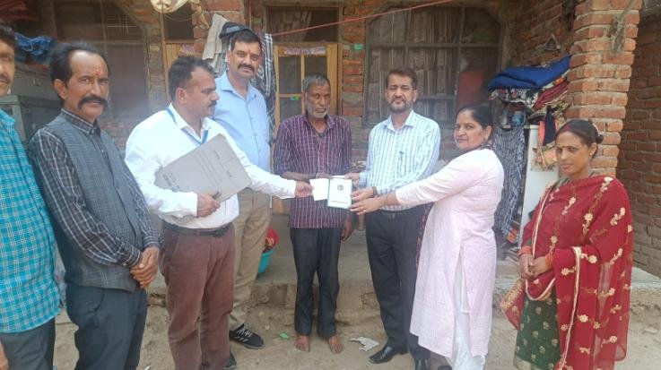 Invited to vote by delivering 'Diunda' to every home in Salogra