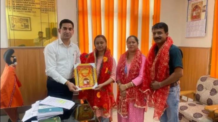 Jwalaji: Kajal of Dehriyan became lieutenant, Jwalamukhi SDM Dr. Sanjeev Kumar honored