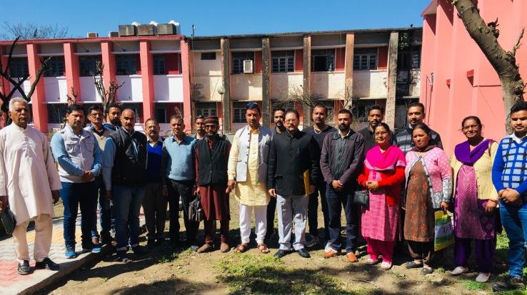 एसपी को सौंप ज्ञापन, कहा छेड़खानी व दुर्व्यवहार करने वालों को दें सख्त सजा