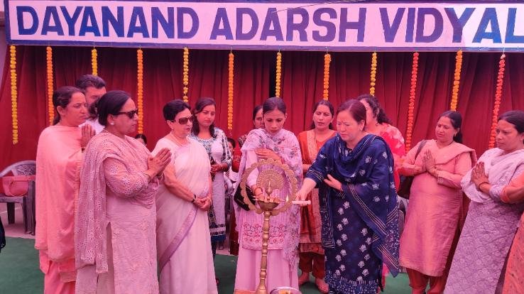 Solan: Topper honored in Dayanand Adarsh ​​Vidyalaya