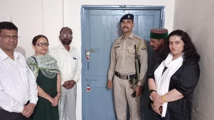 Nalagarh: E.V.M. And V.V.Pat. Machines handed over to nodal officers