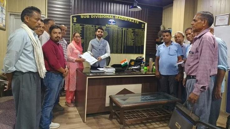 Kangra: Roads to three panchayats closed due to four lane construction work, villagers met SDM