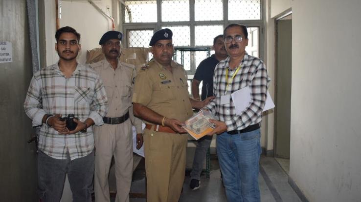 Election monitoring team caught more than one lakh cash from a vehicle in Dehra