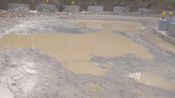 बरसात में तलाब बन जाती है सड़क, लोगो में रोष