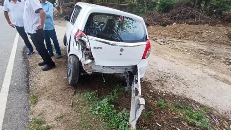Kangra: Youth dies in collision between car and bike near Bhattu, Palampur.
