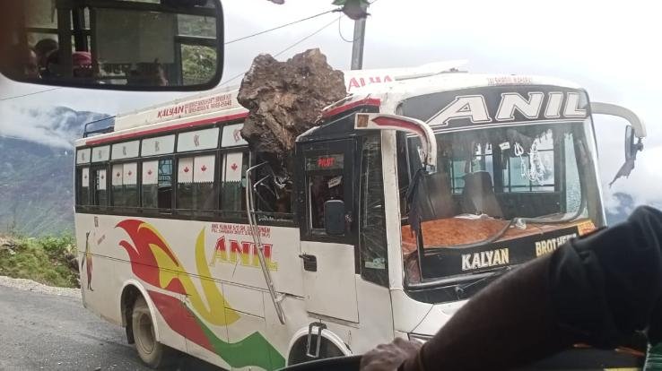 Sirmaur: A stone fell on a private bus at a place called Kalath under Sagardha.
