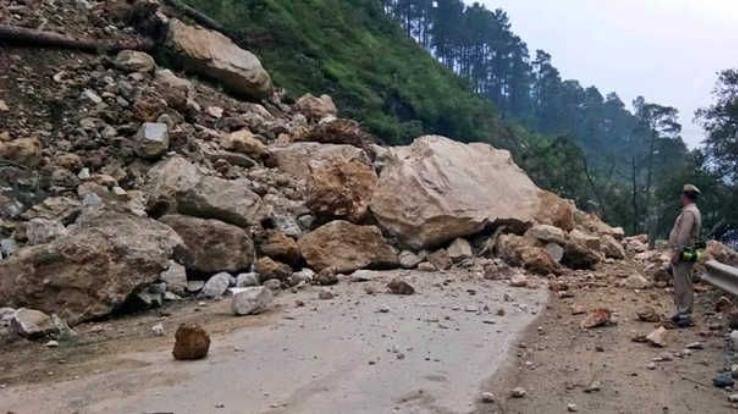 Speed stopped on roads in Himachal, 150 roads and 334 power transformers stalled